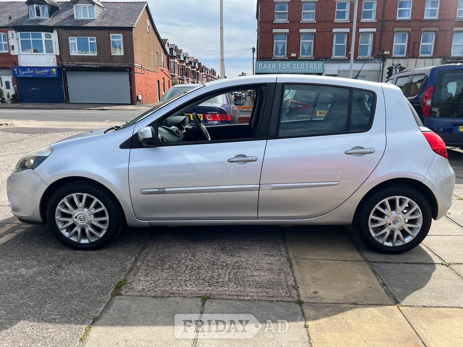 Renault Clio 2011 - Cars in Wallasey