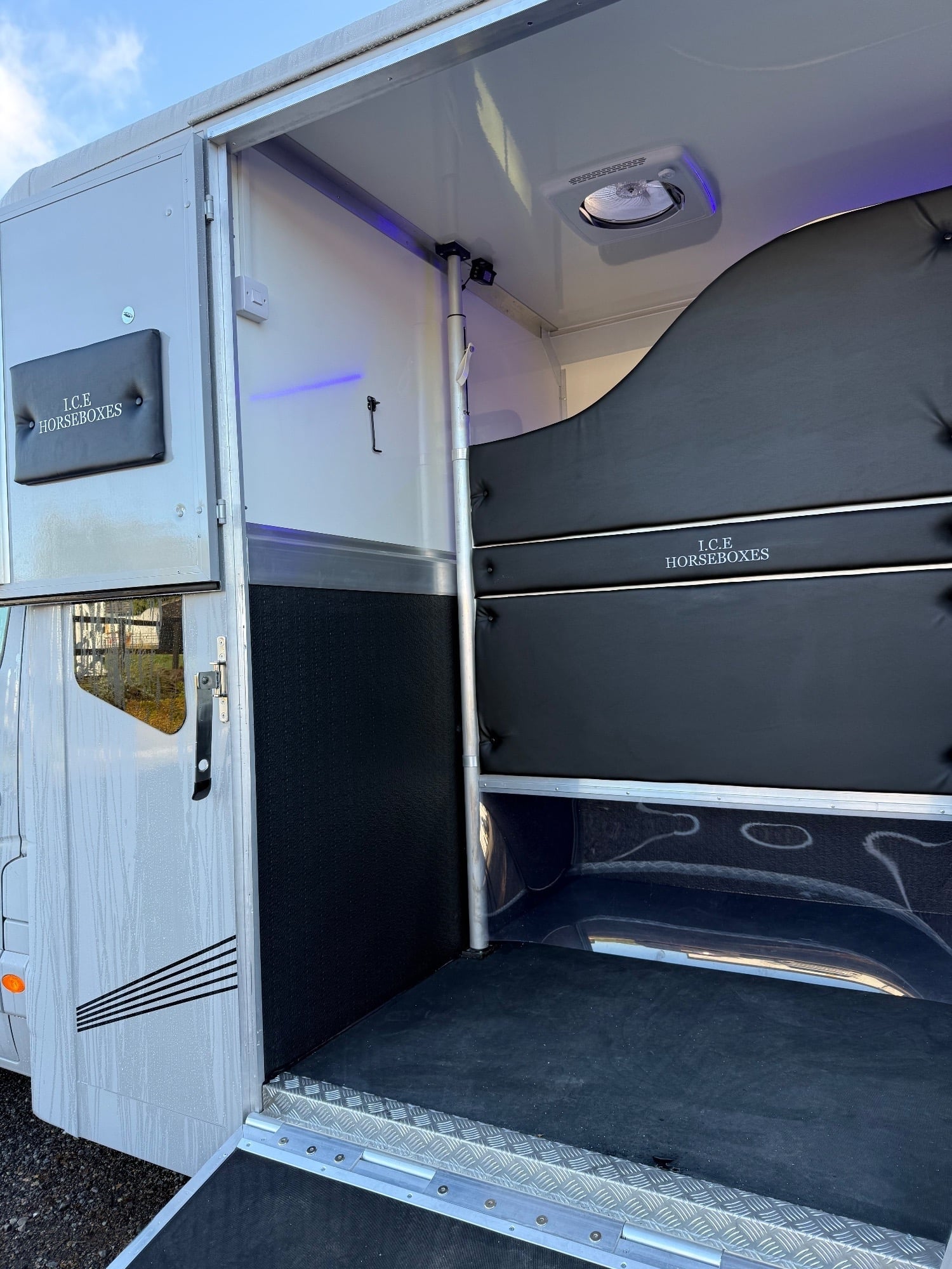 I.C.E Stallion Lux Renault Horsebox - Trailers & Horseboxes in Banstead