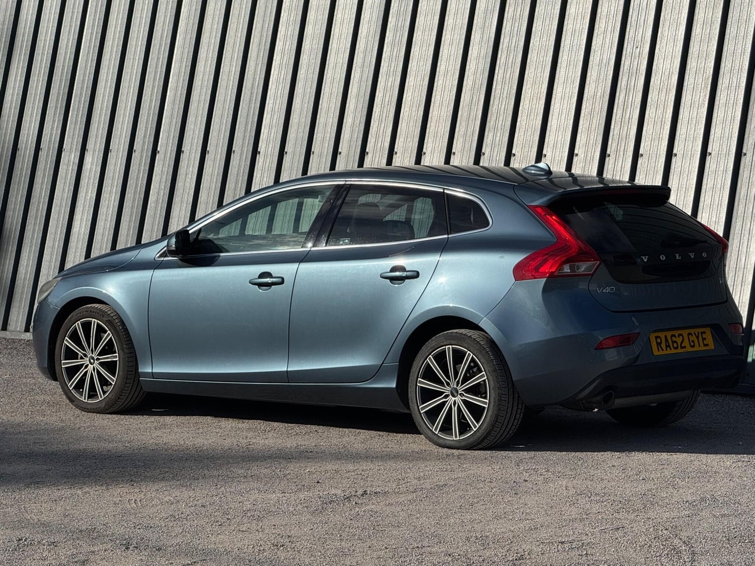 Volvo V40 2012 - Cars in Farnham