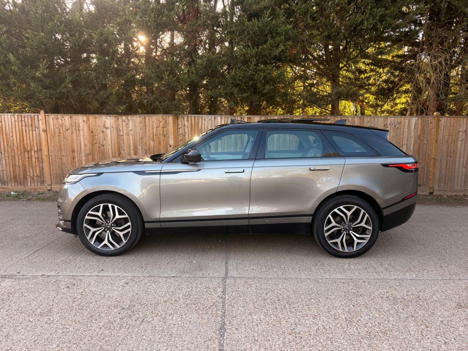 [ berth ]Land Rover Range Rover Velar