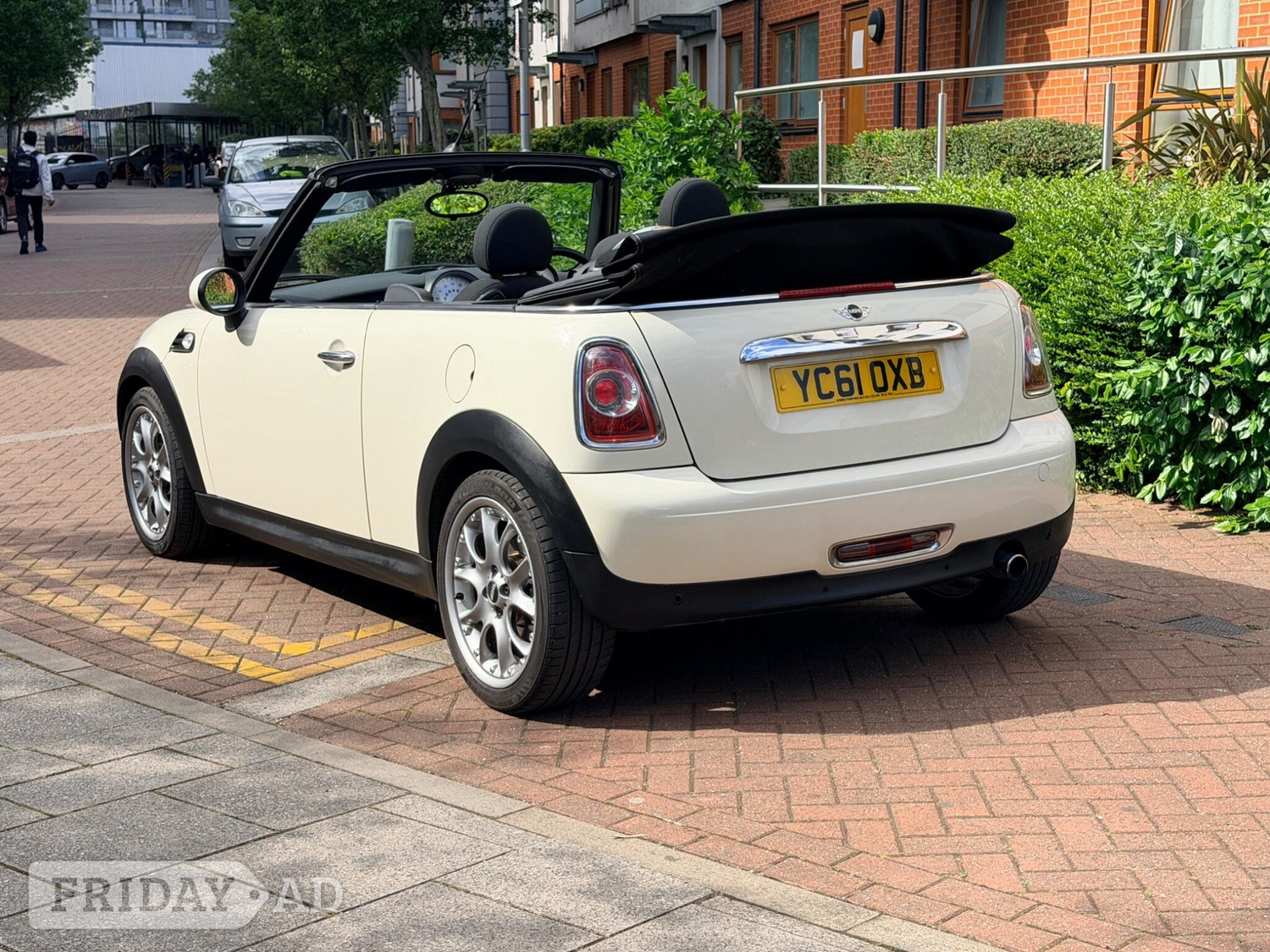 Mini Convertible 2011 - Cars