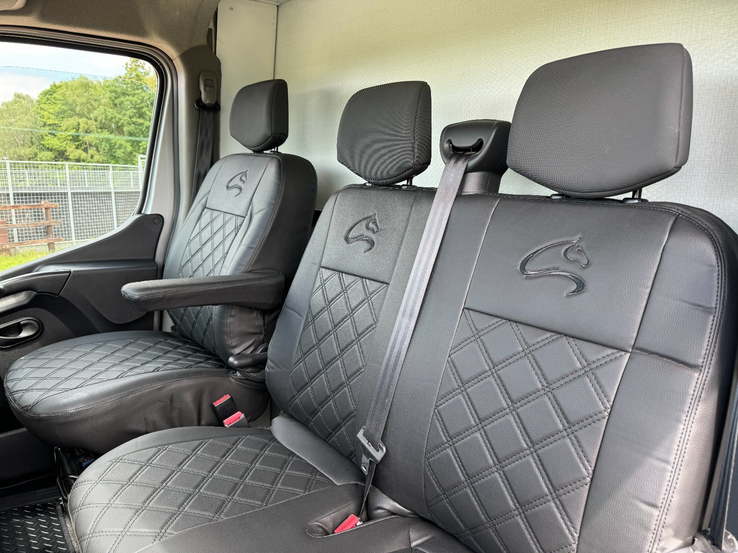 Trevett &amp; Smith Renault Master 3.5 Horsebox - Trailers & Horseboxes in Landford