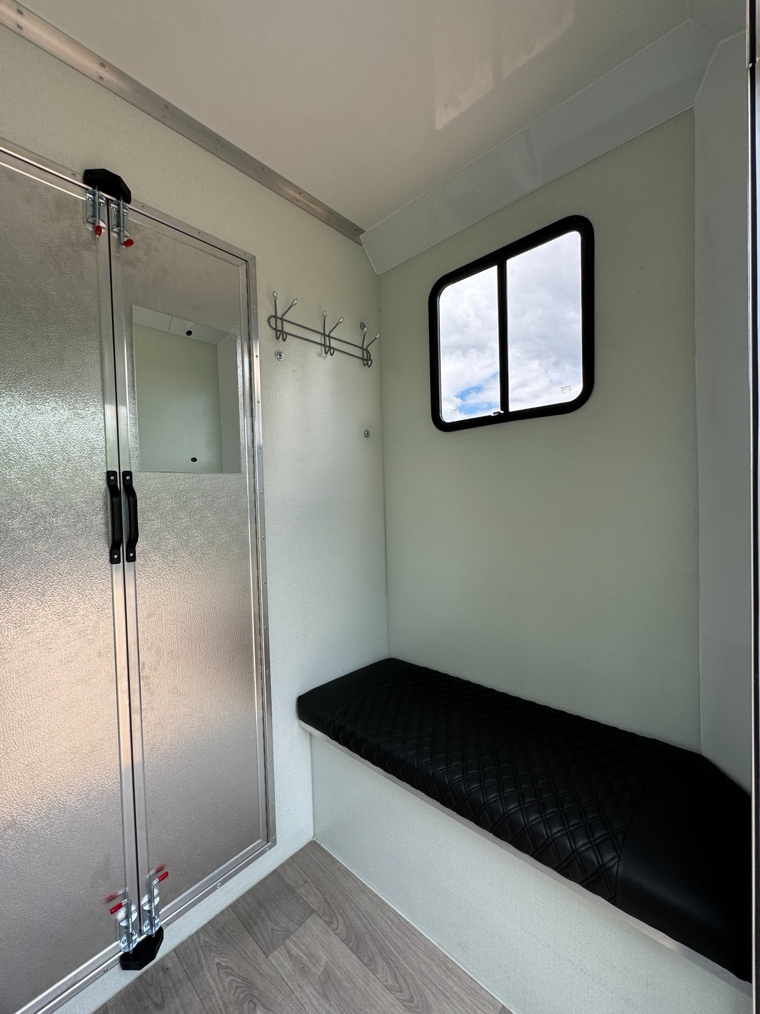 Trevett &amp; Smith Renault Master 3.5 Horsebox - Trailers & Horseboxes
