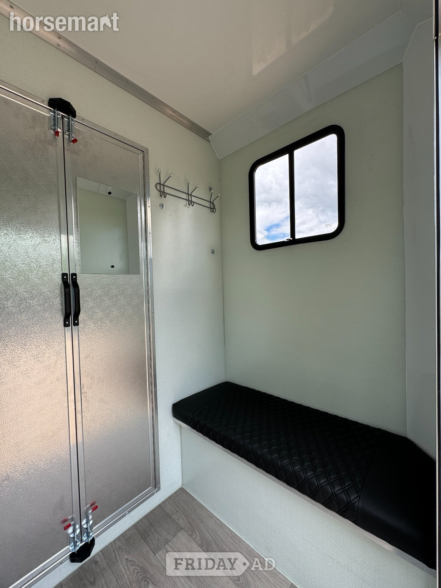 Trevett &amp; Smith Renault Master 3.5 Horsebox - Trailers & Horseboxes