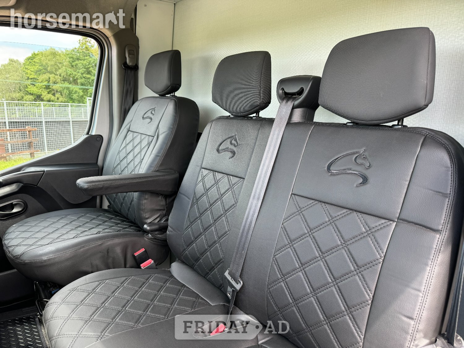 Trevett &amp; Smith Renault Master 3.5 Horsebox - Trailers & Horseboxes in Landford