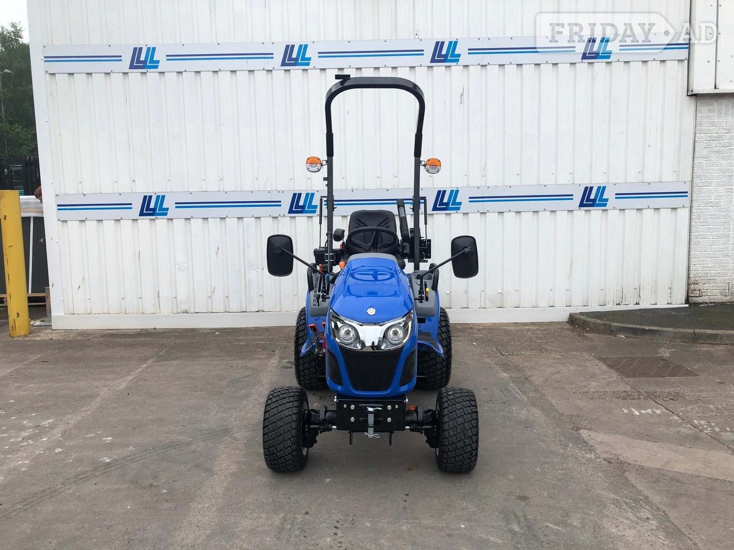 [ berth ]New Holland Boomer 25