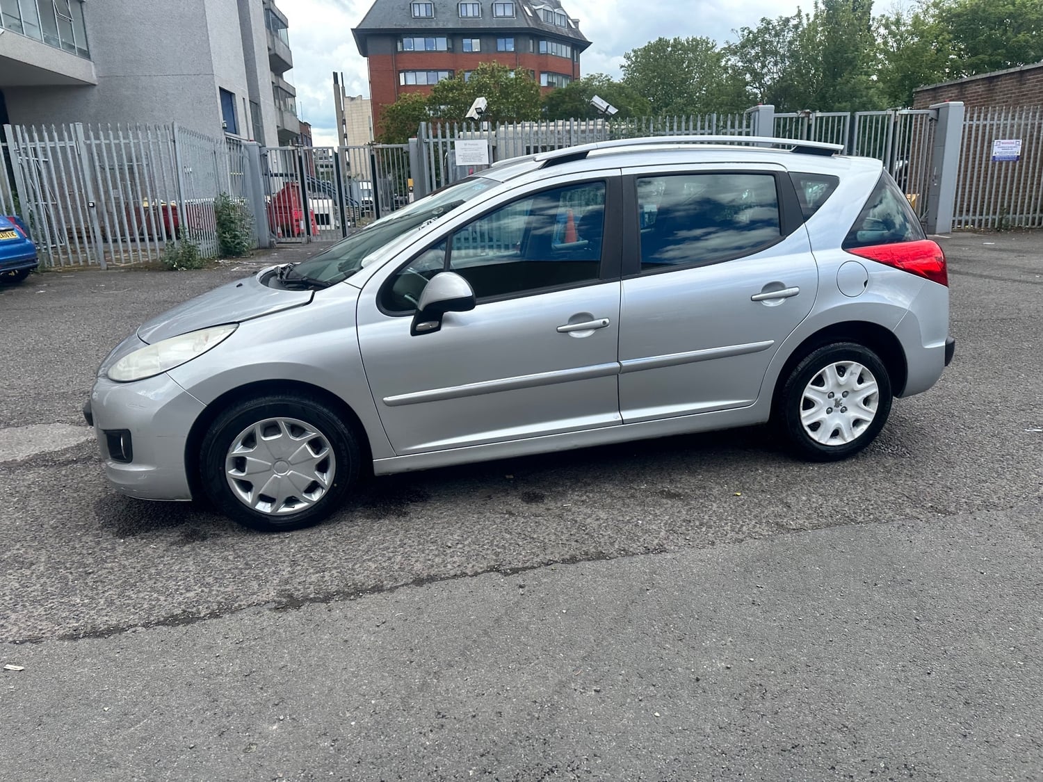 Peugeot 207 SW 2011 - Cars in Slough