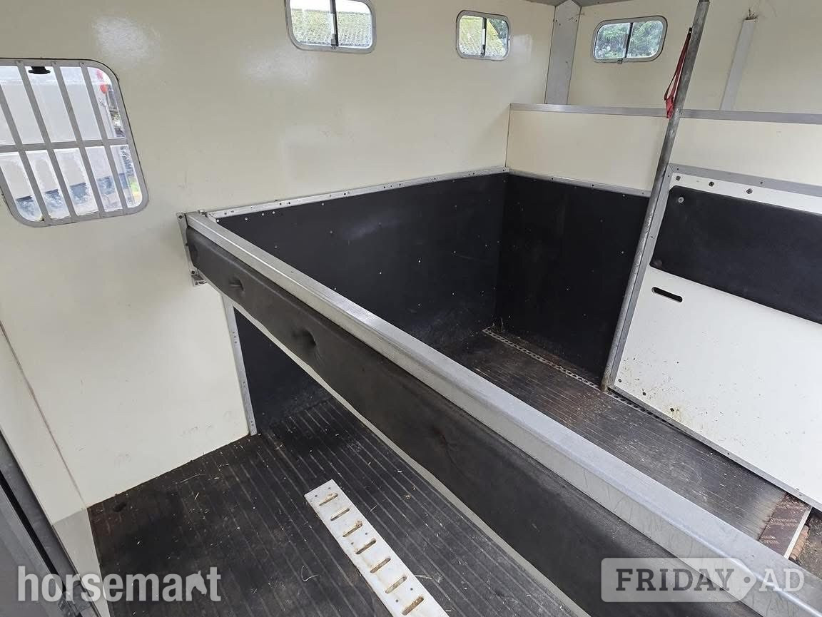 Peper Harow Trophy Twin Renault Horsebox - Trailers & Horseboxes