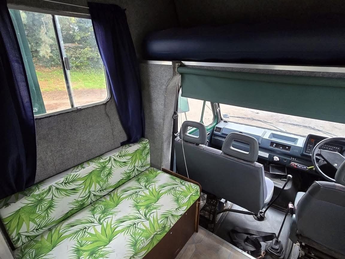 Peper Harow Trophy Twin Renault Horsebox - Trailers & Horseboxes in Godalming