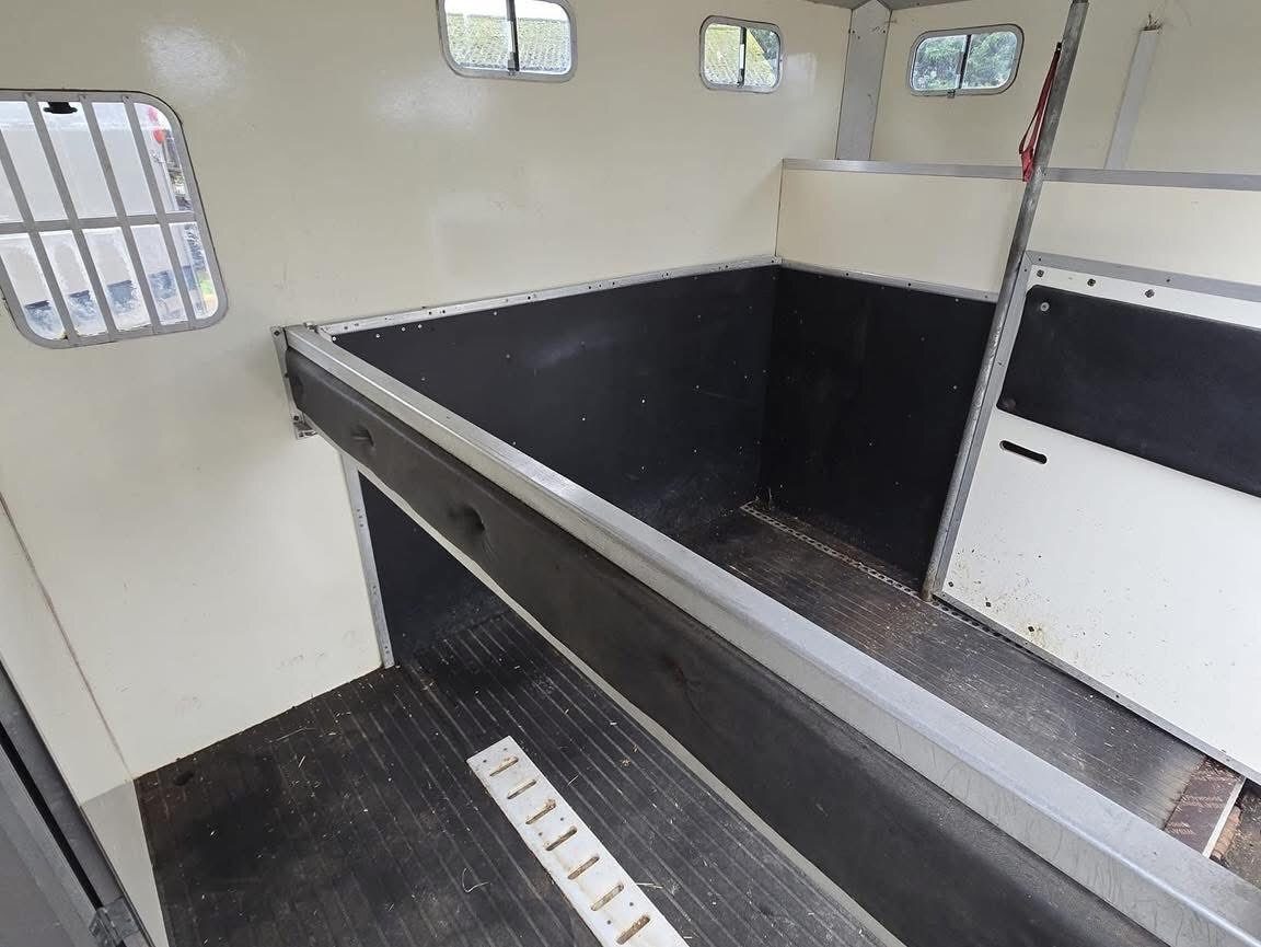 Peper Harow Trophy Twin Renault Horsebox - Trailers & Horseboxes