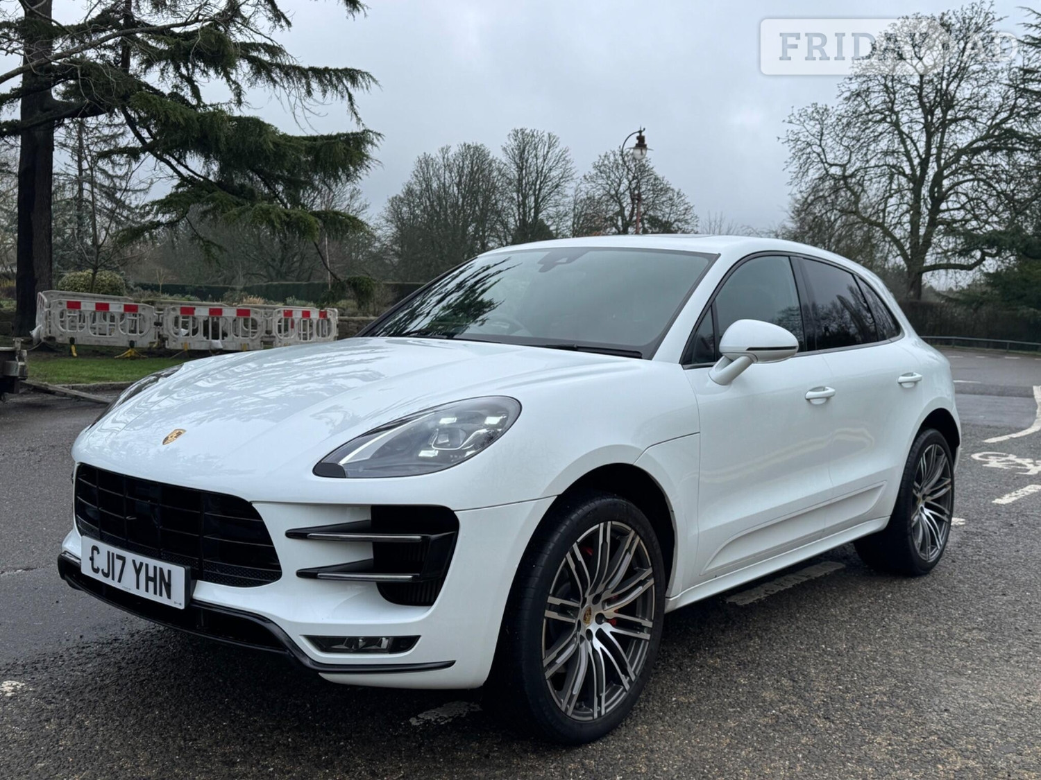 [ berth ]Porsche Macan