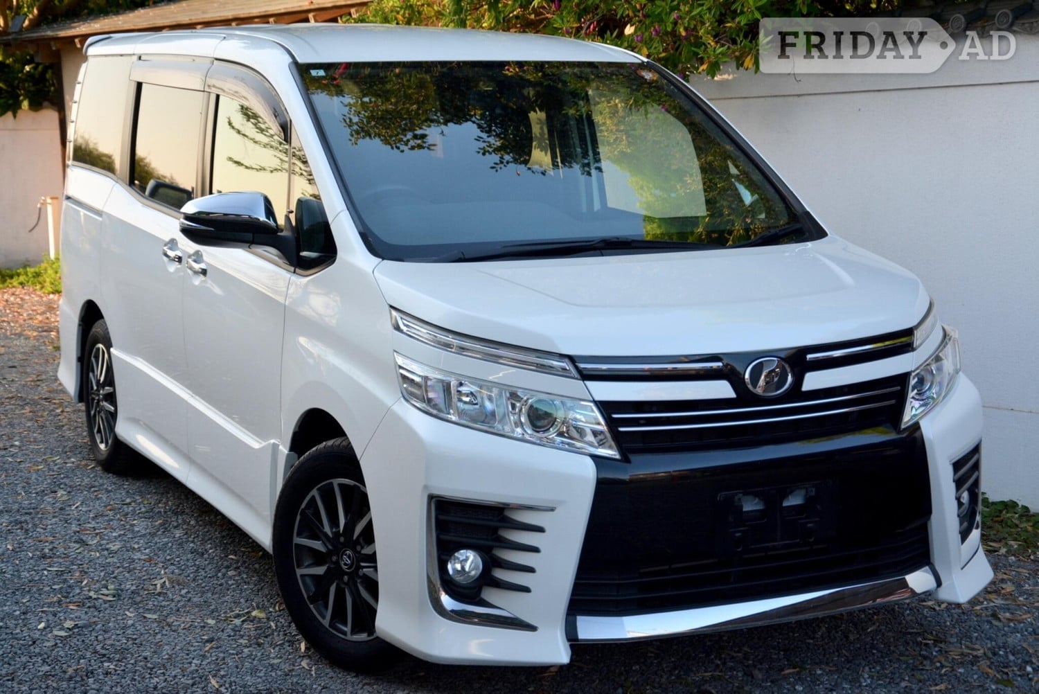 Toyota Voxy 2015 in Chingford