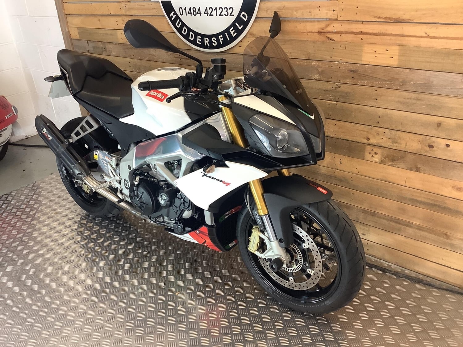 Aprilia Tuono 2014 - Motorbikes, Scooters & Quads