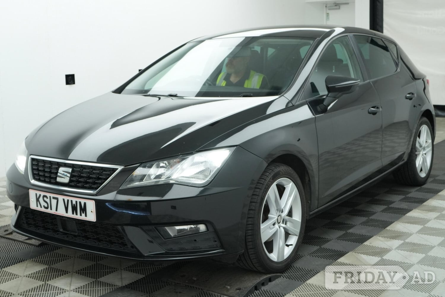 [ berth ]SEAT Leon