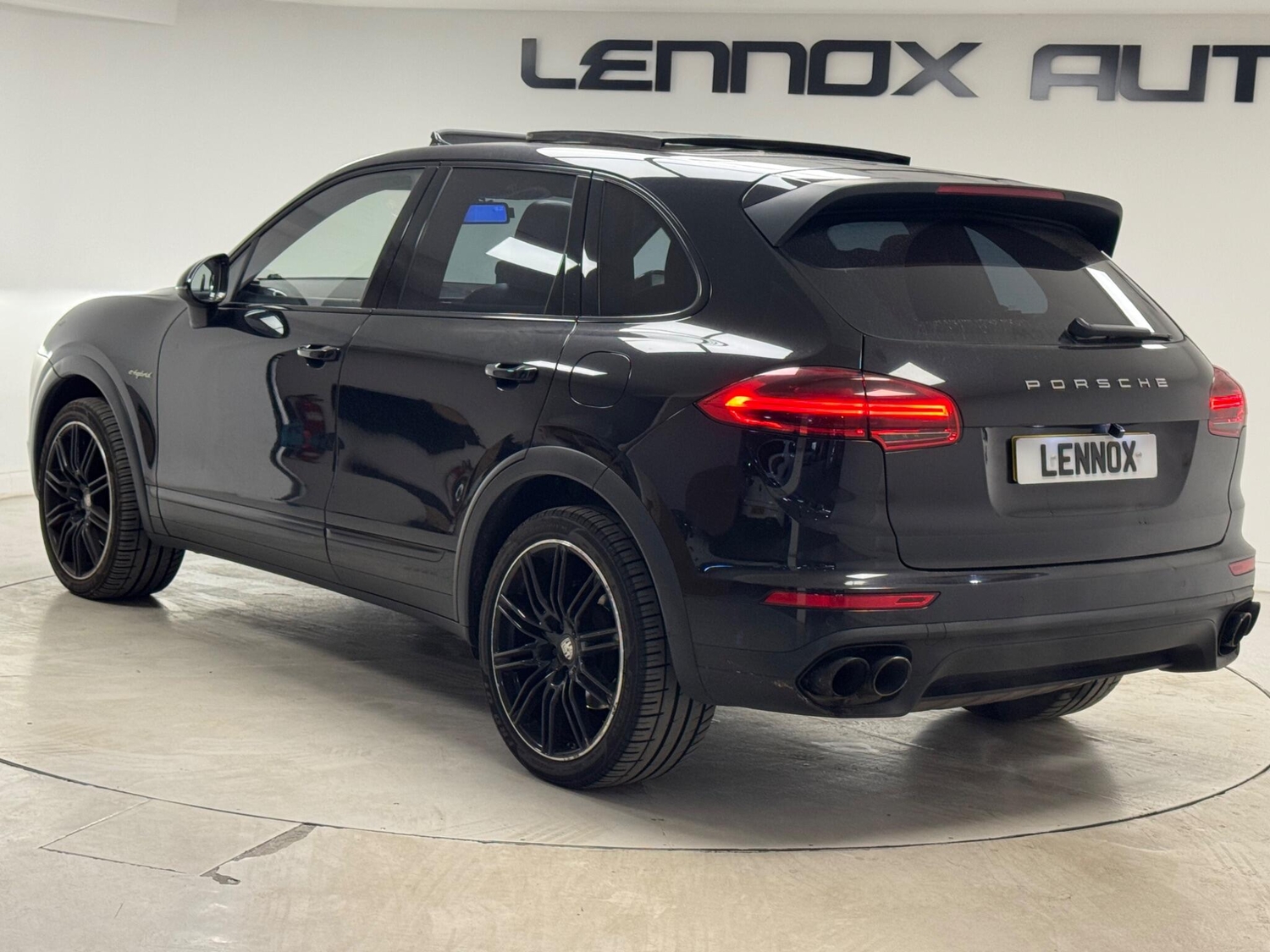 Porsche Cayenne 2017 - Cars in Brent