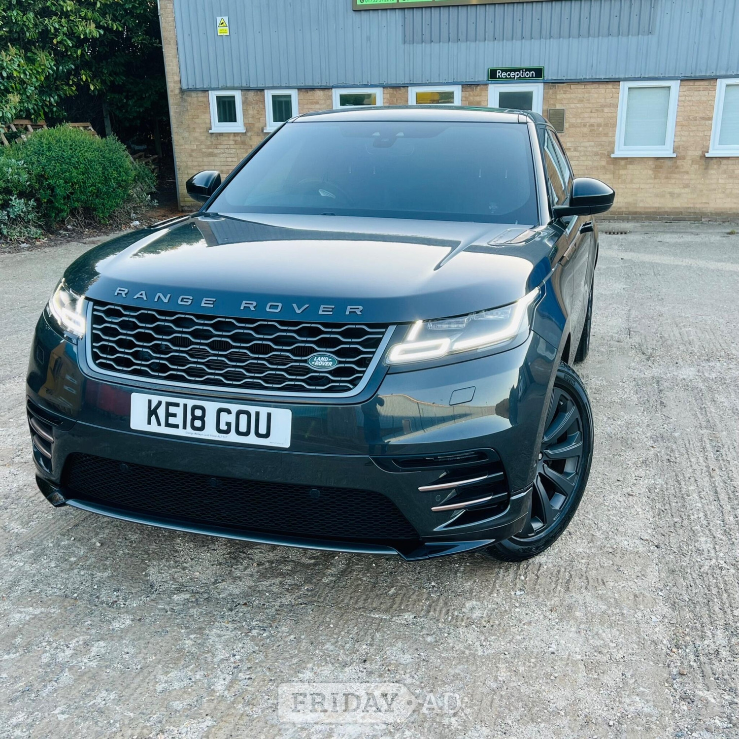 [ berth ]Land Rover Range Rover Velar