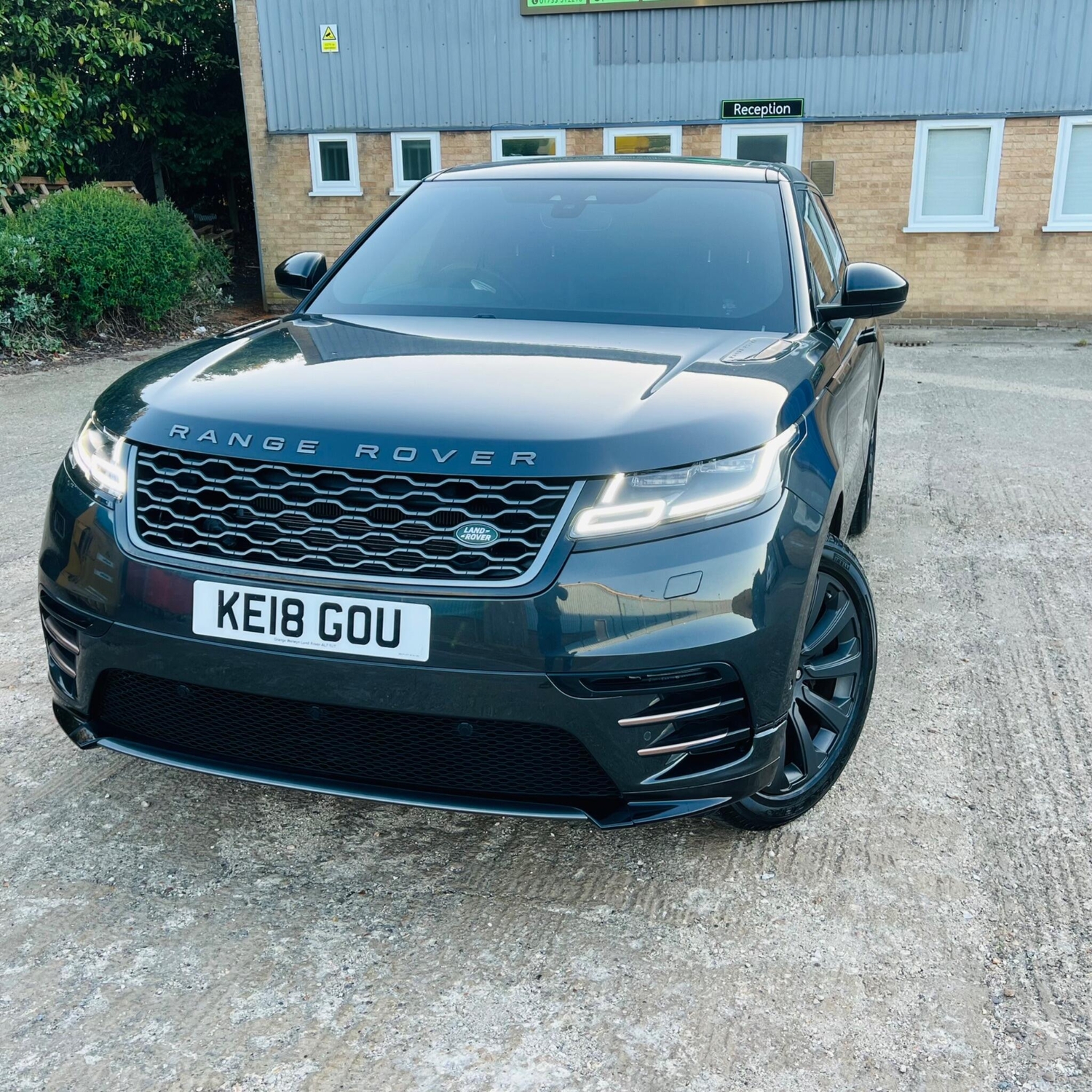 [ berth ]Land Rover Range Rover Velar