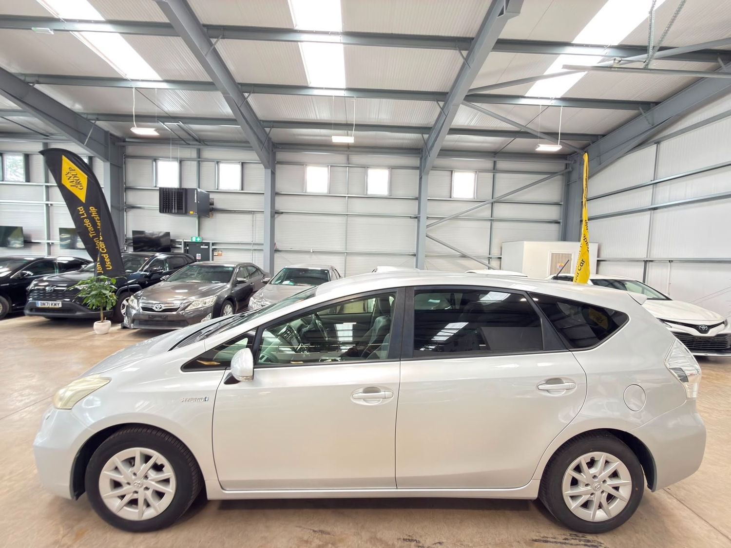 [ berth ]Toyota 7 Seat Prius