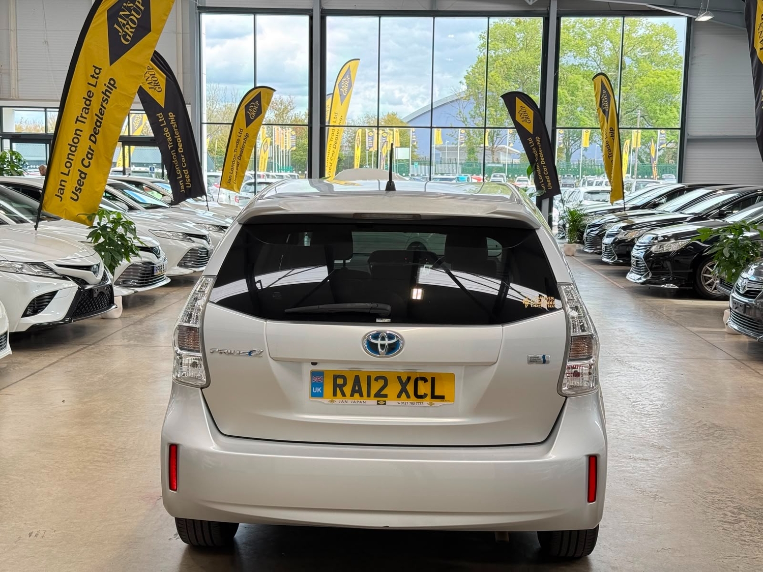 Toyota 7 Seat Prius 2012 - Cars