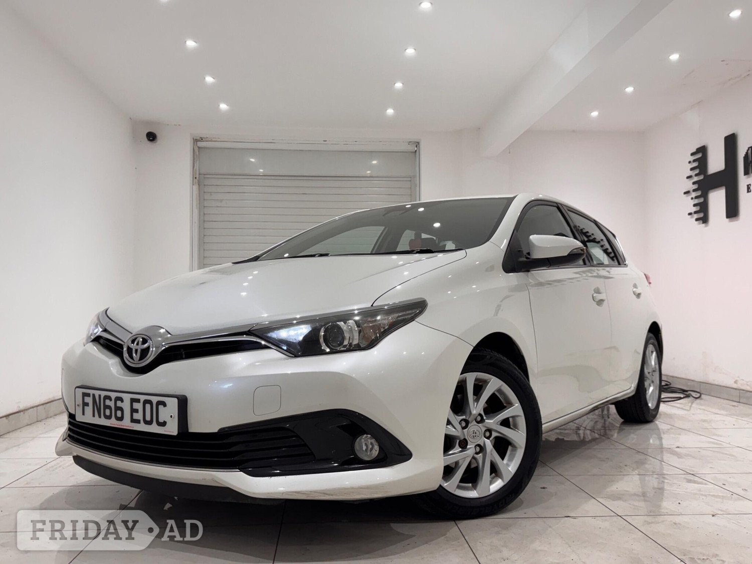 Toyota Auris 2016 - Cars in Hounslow