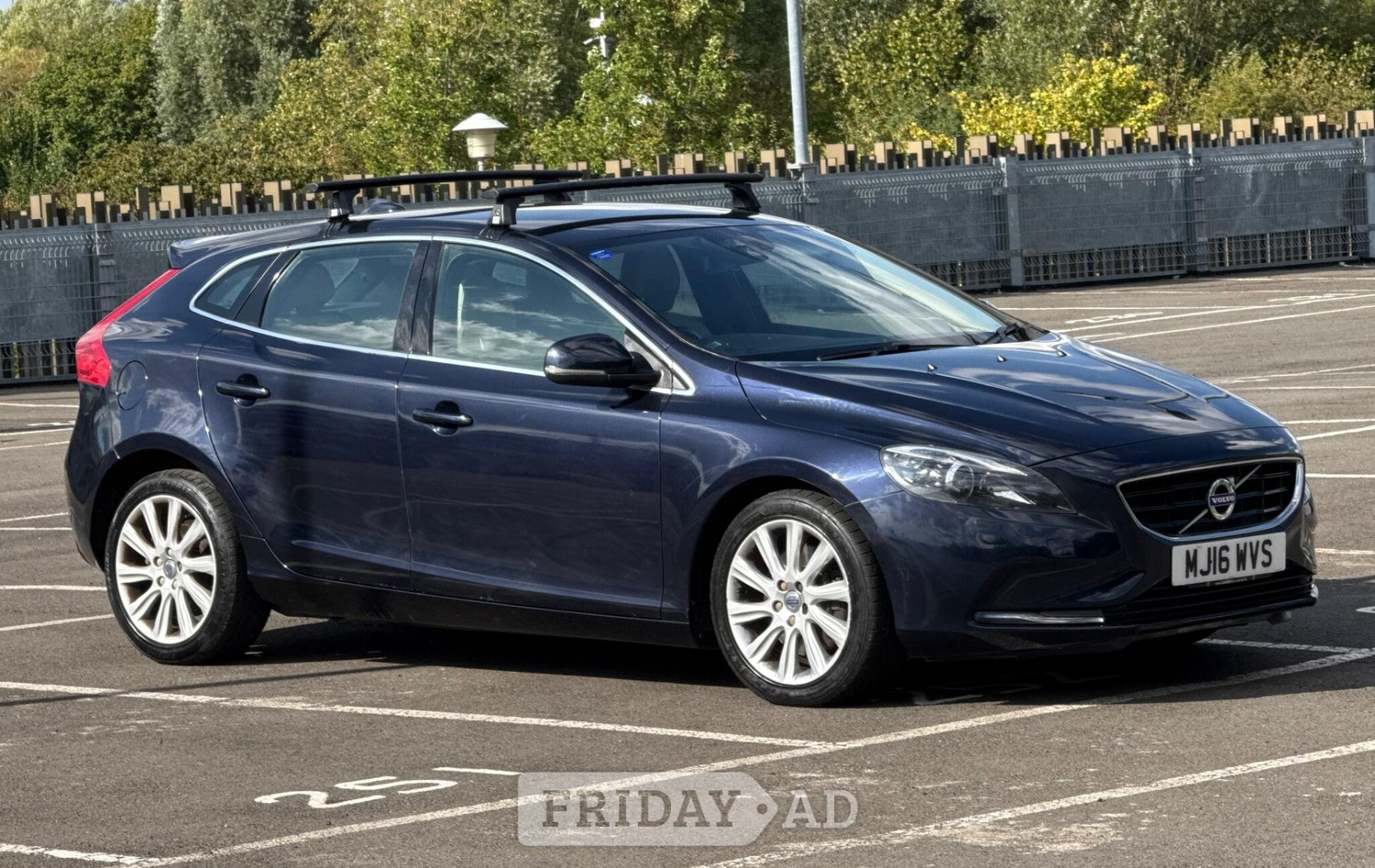 Volvo V40 2016 - Cars in Slough