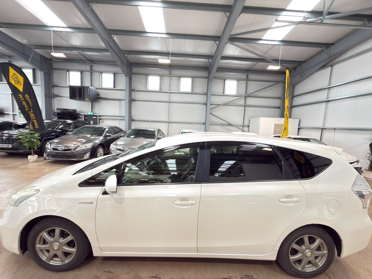 Toyota 7 Seat Prius 2013 - Cars in Reading