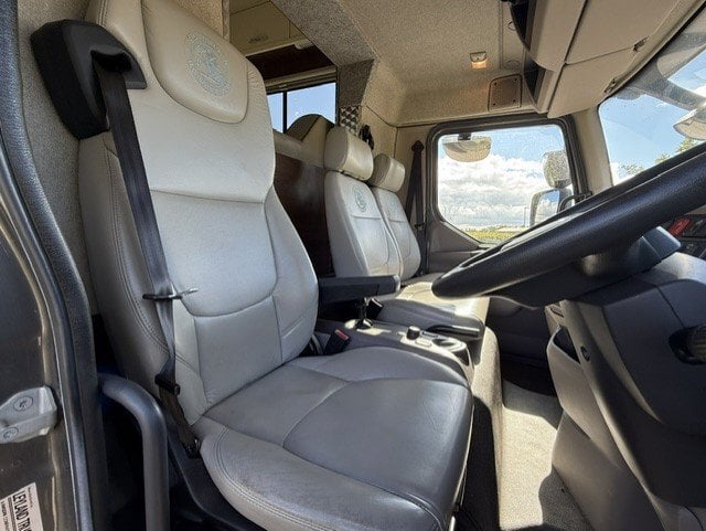 Sovereign Duke Model DAF LF 160 Automatic Horsebox - Trailers & Horseboxes in Banbury