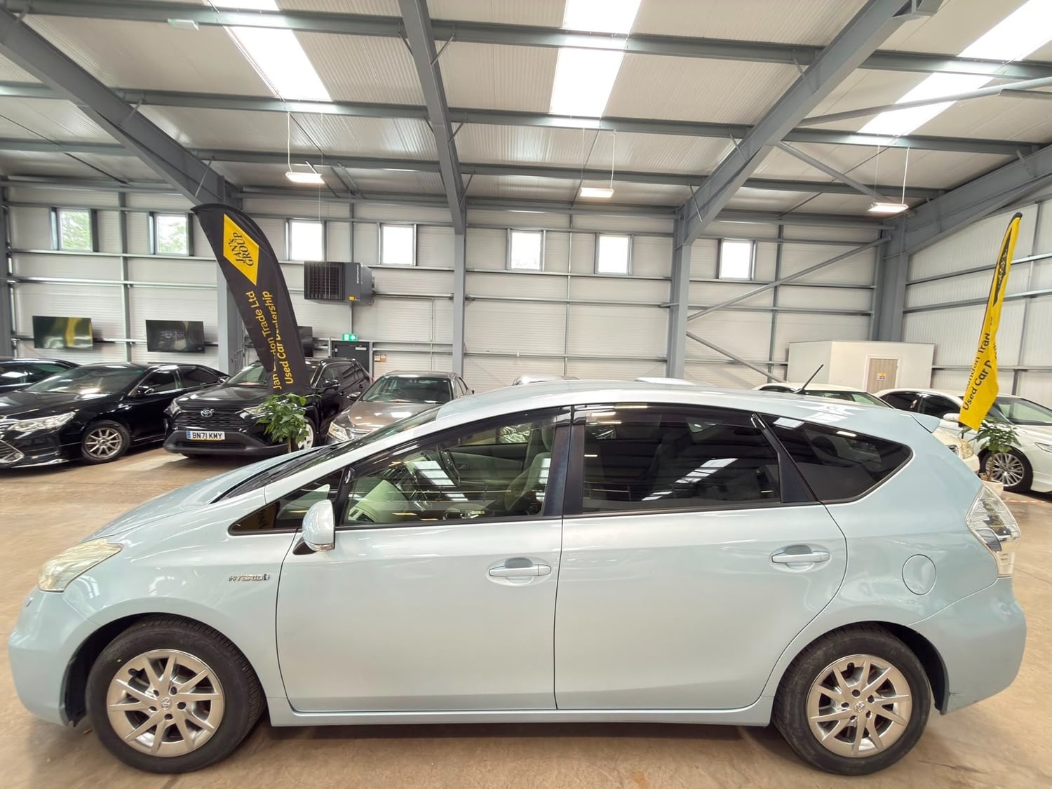 Toyota 7 Seat Prius 2013 - Cars in Reading
