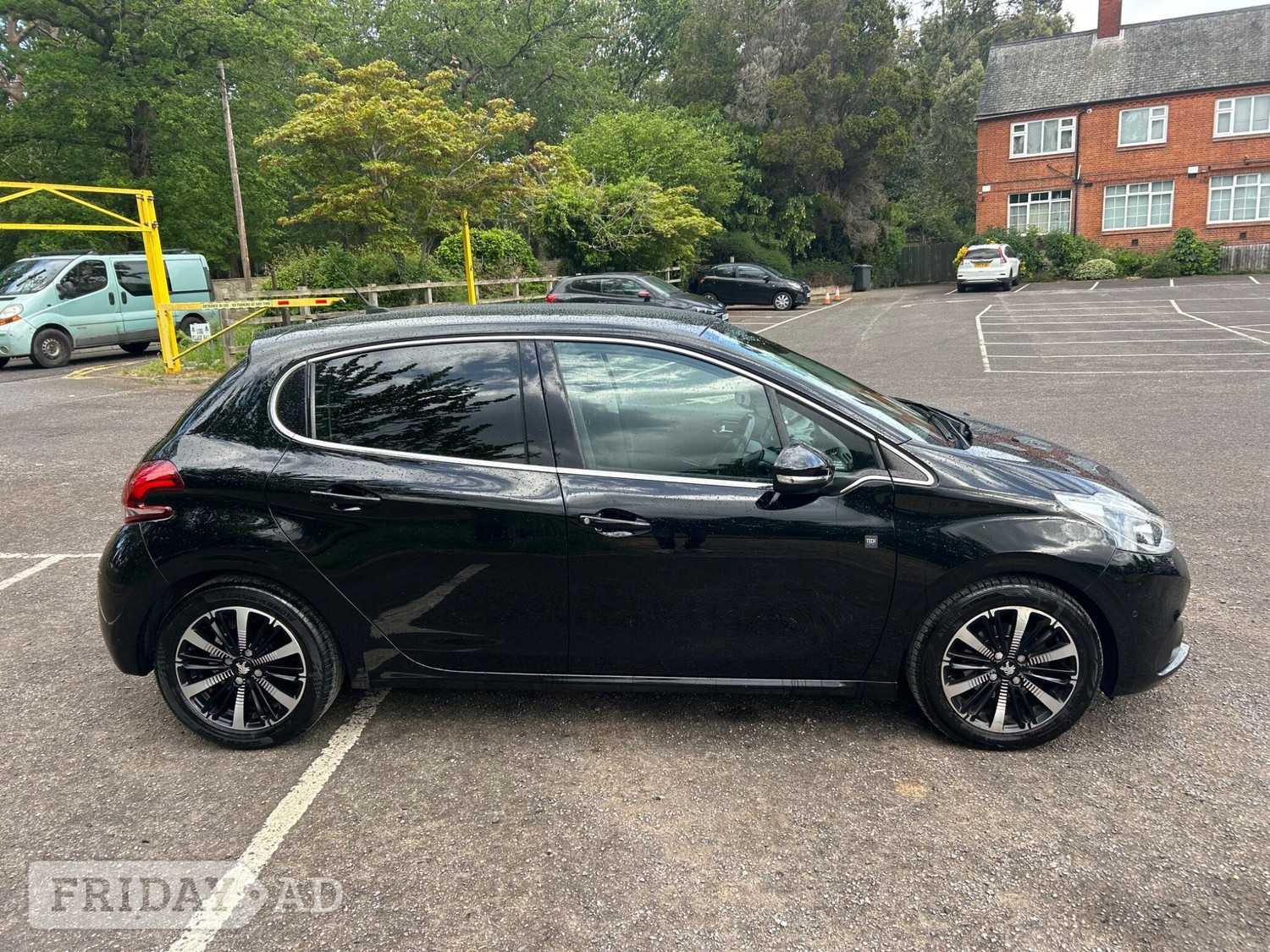 [ berth ]Peugeot 208