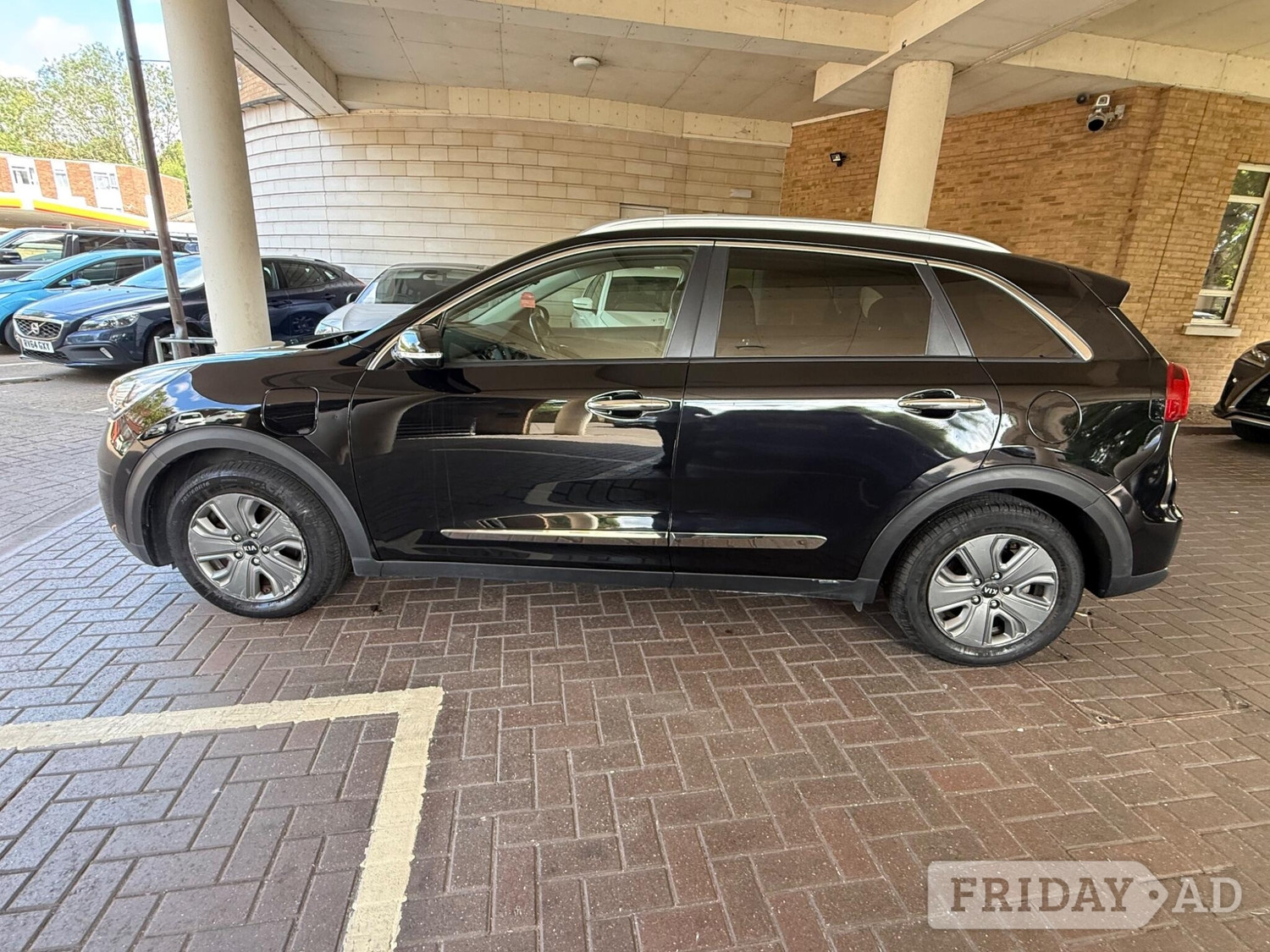 Kia Niro 2017 - Cars in Staines