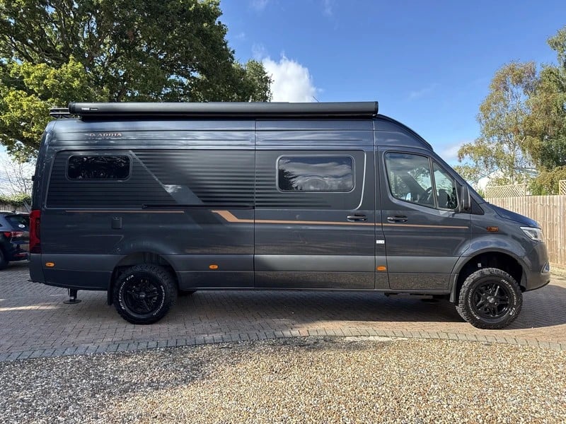 Adria SUPERTWIN 700 SGX Halstead