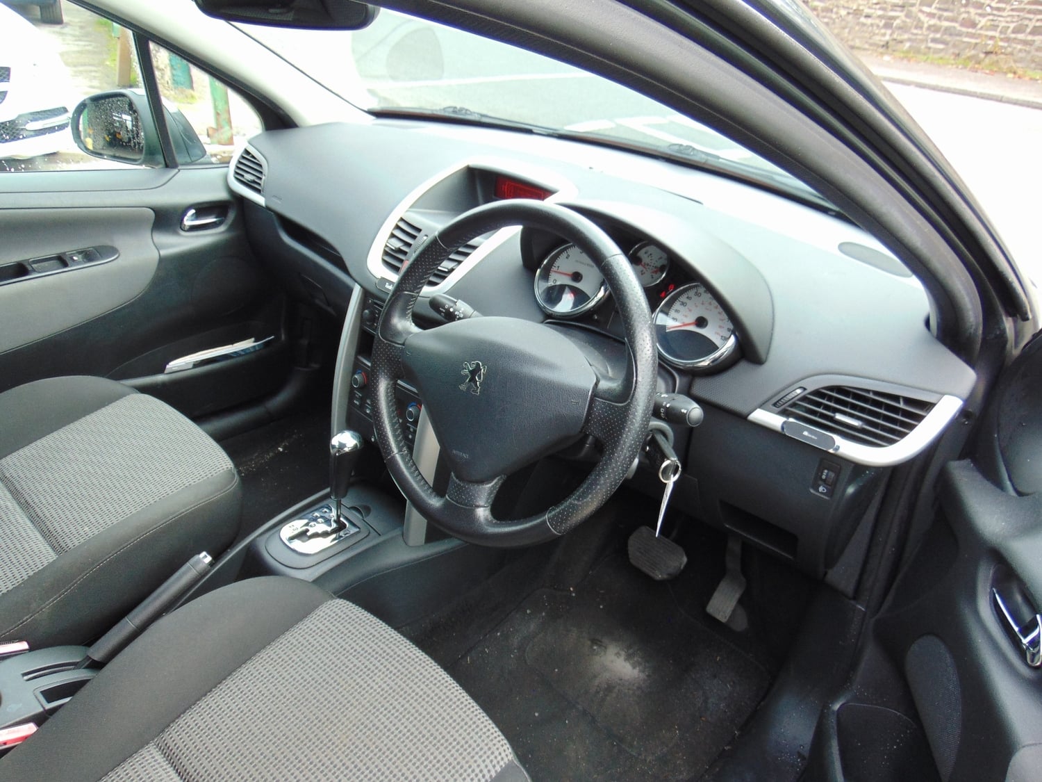 Peugeot 207 2010 - Cars