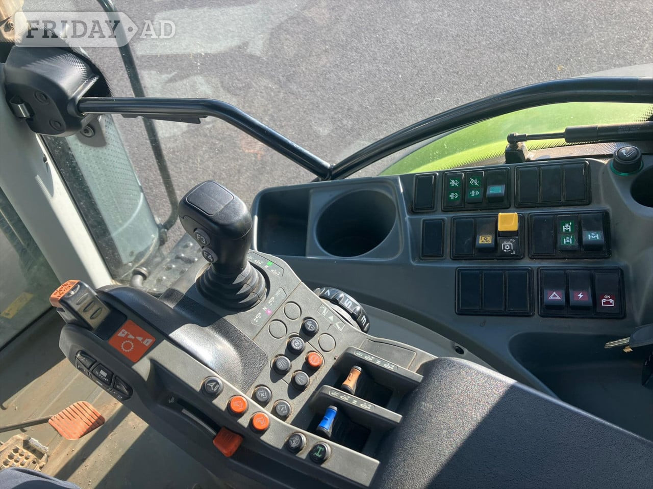 [ berth ]Claas Arion 650