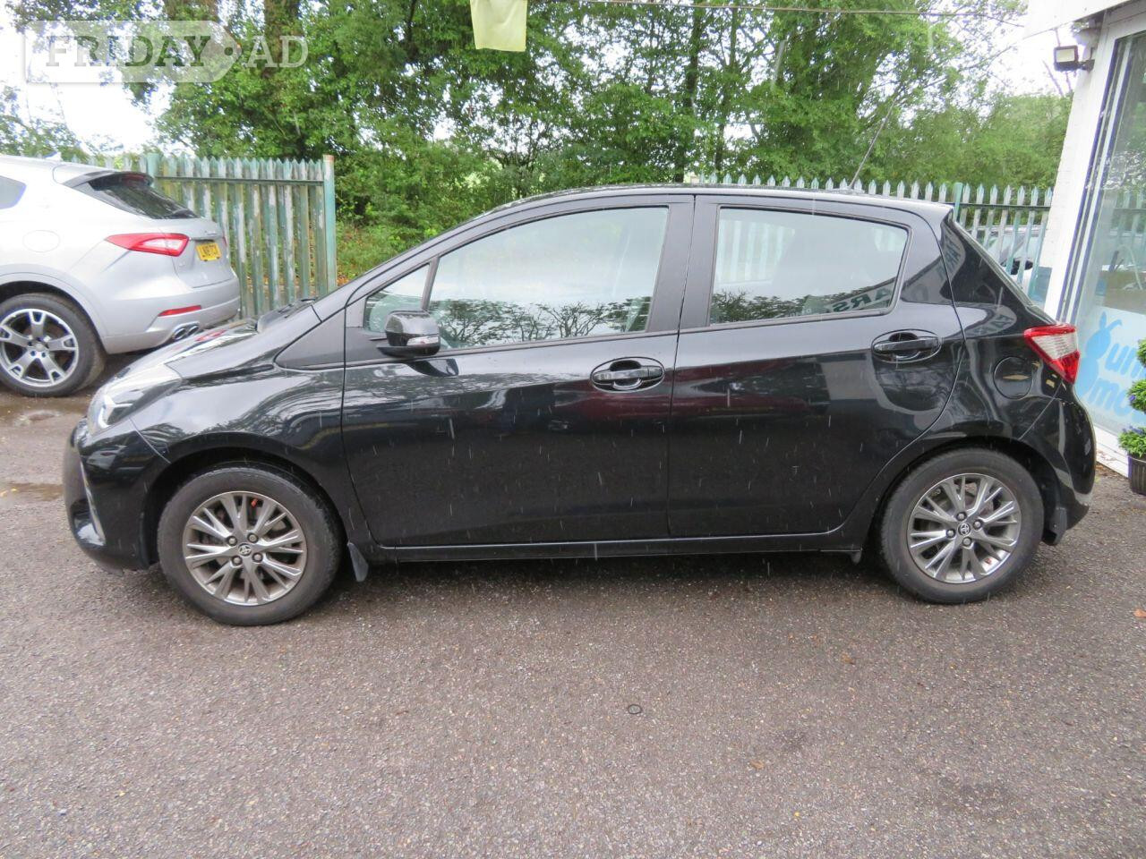 2018 TOYOTA YARIS 1.5 VVT-i Icon Tech Hatchback 5dr Petrol Manual Euro 6 (111 ps) - Cars in Horsham