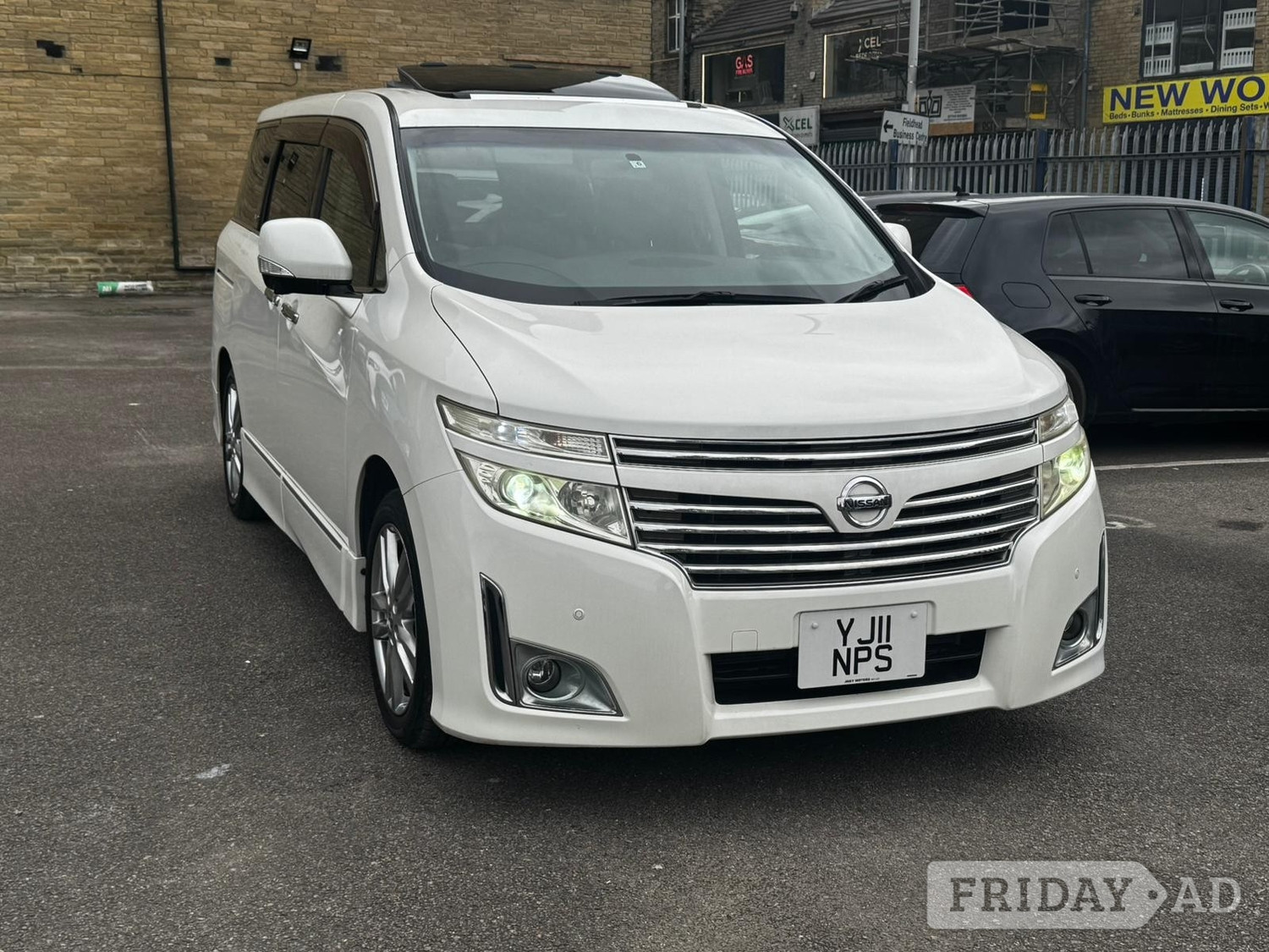 Nissan Elgrand 2011 - Cars in Bradford