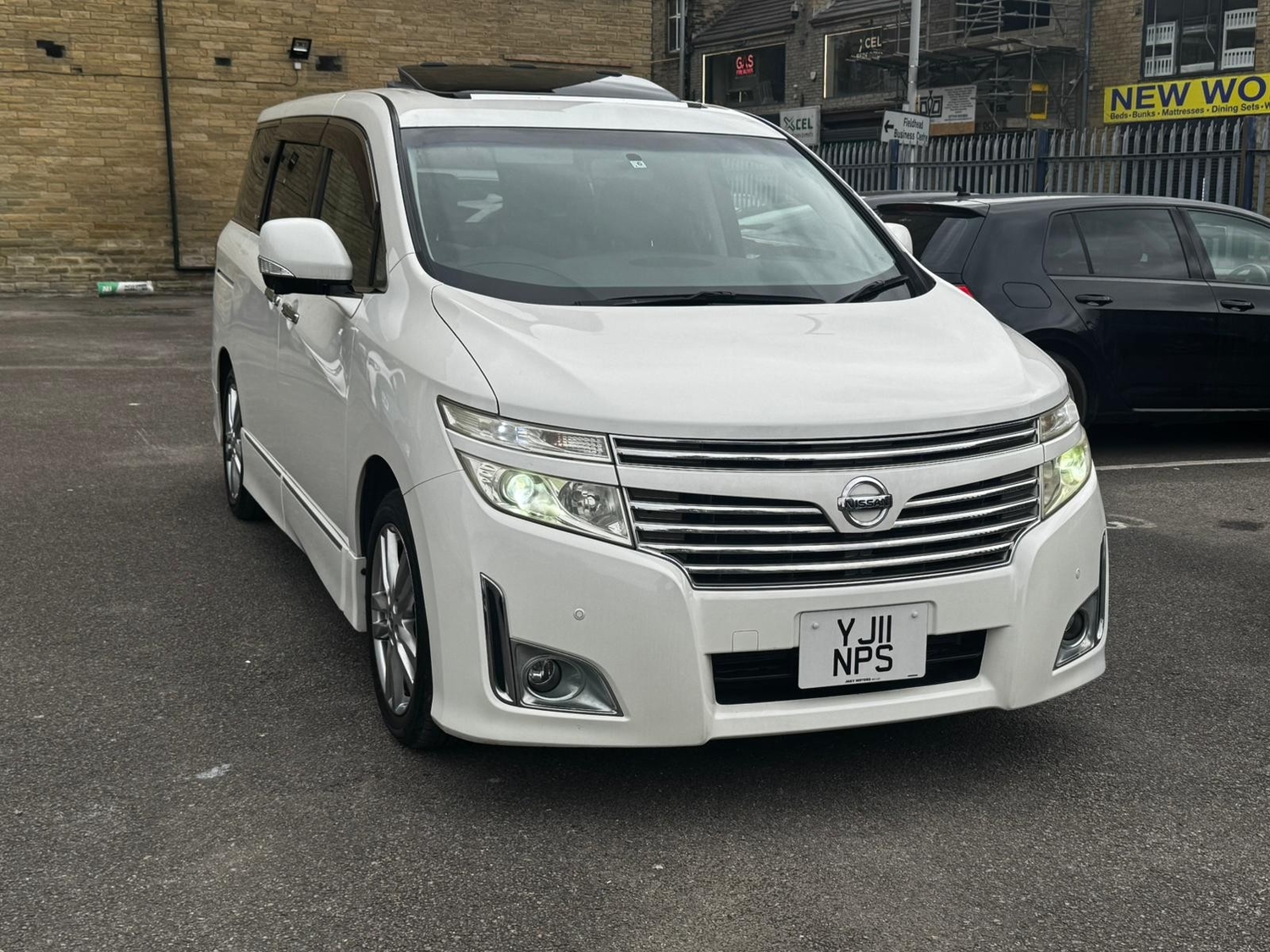 Nissan Elgrand 2011 - Cars in Bradford