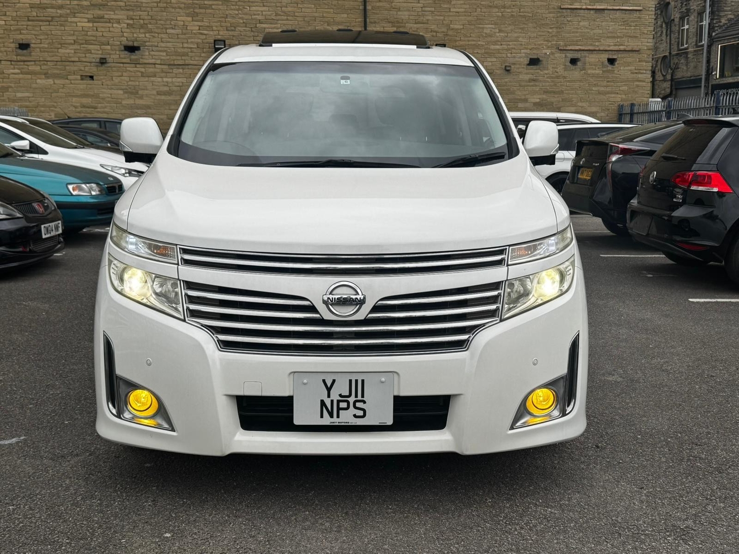 Nissan Elgrand 2011 - Cars