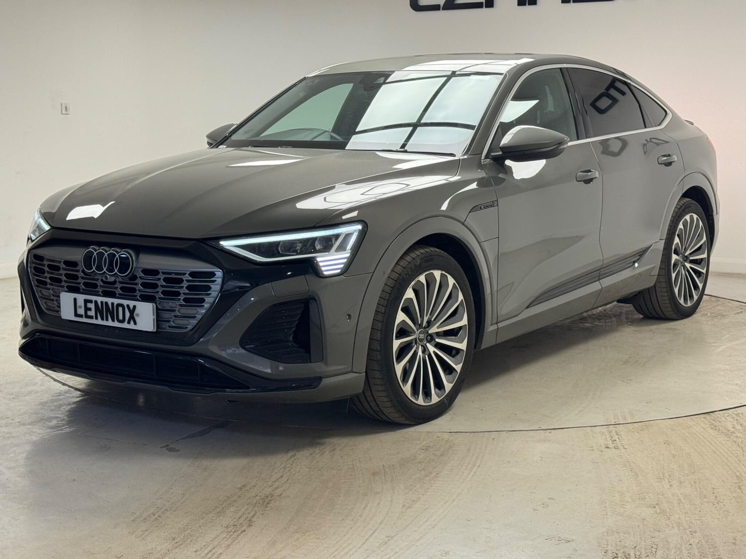 [ berth ]Audi Q8