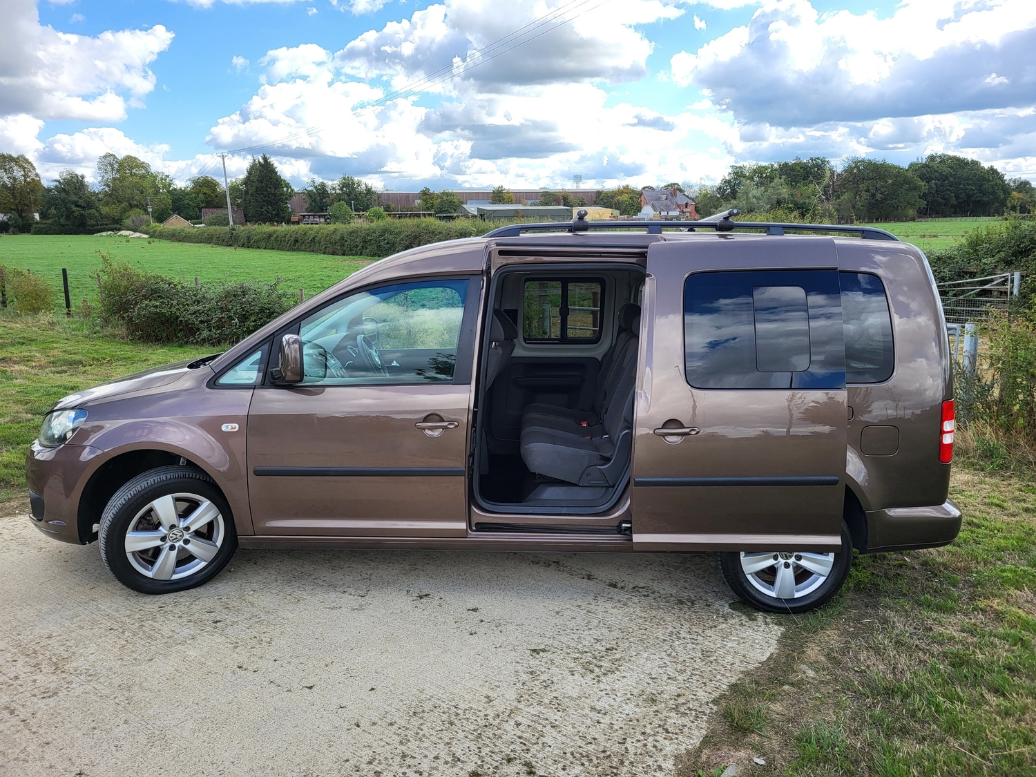 Volkswagen Caddy Maxi Life 2013 - Cars in Horley