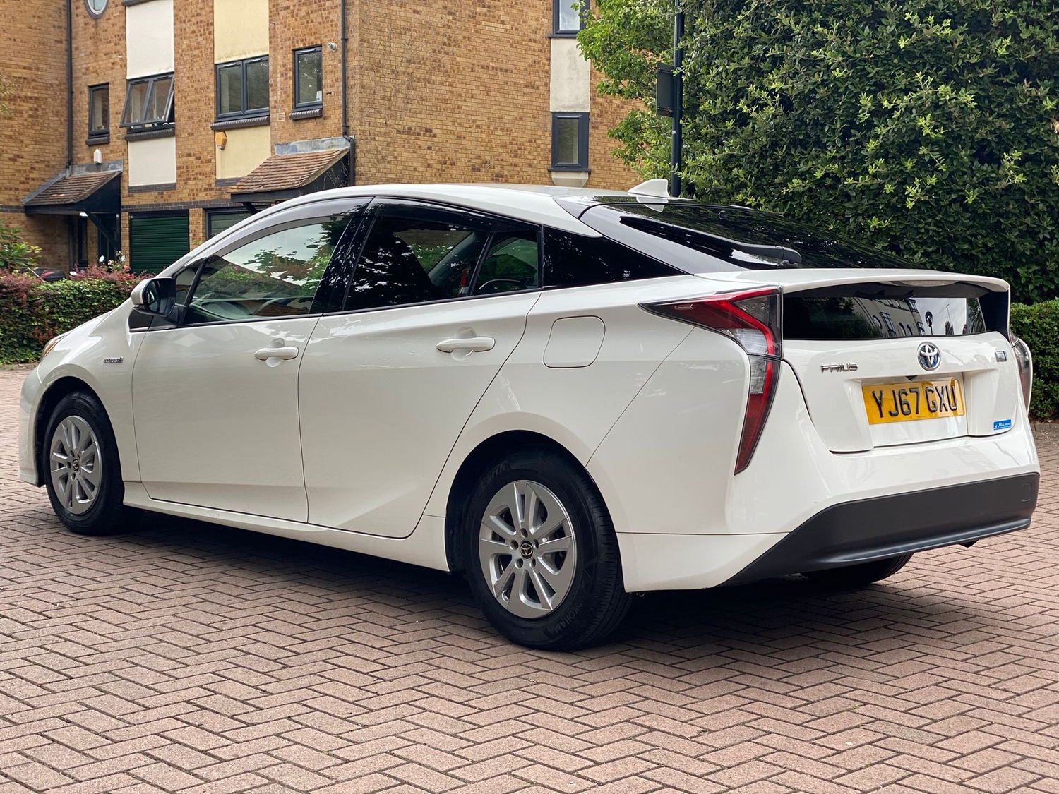Toyota Prius 2017 - Cars in London