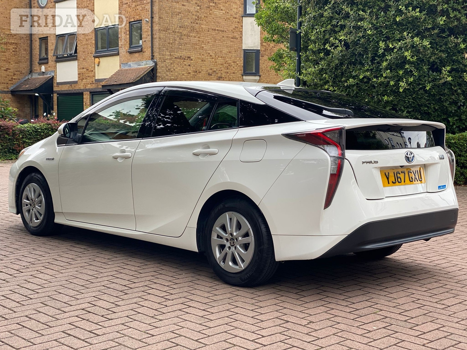 Toyota Prius 2017 - Cars in London