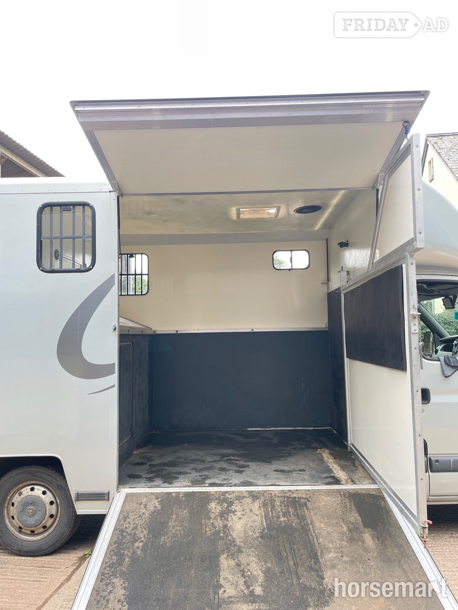 Trevett &amp; Smith  Vauxhall Horsebox - Trailers & Horseboxes in Washford