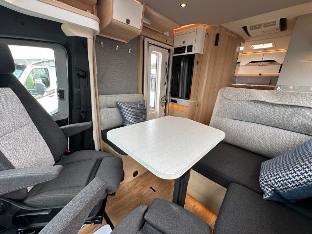 [4 berth ]Hymer B-Class ModernComfort T 550