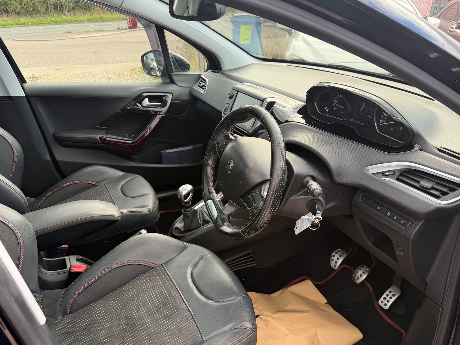 [ berth ]Peugeot 208