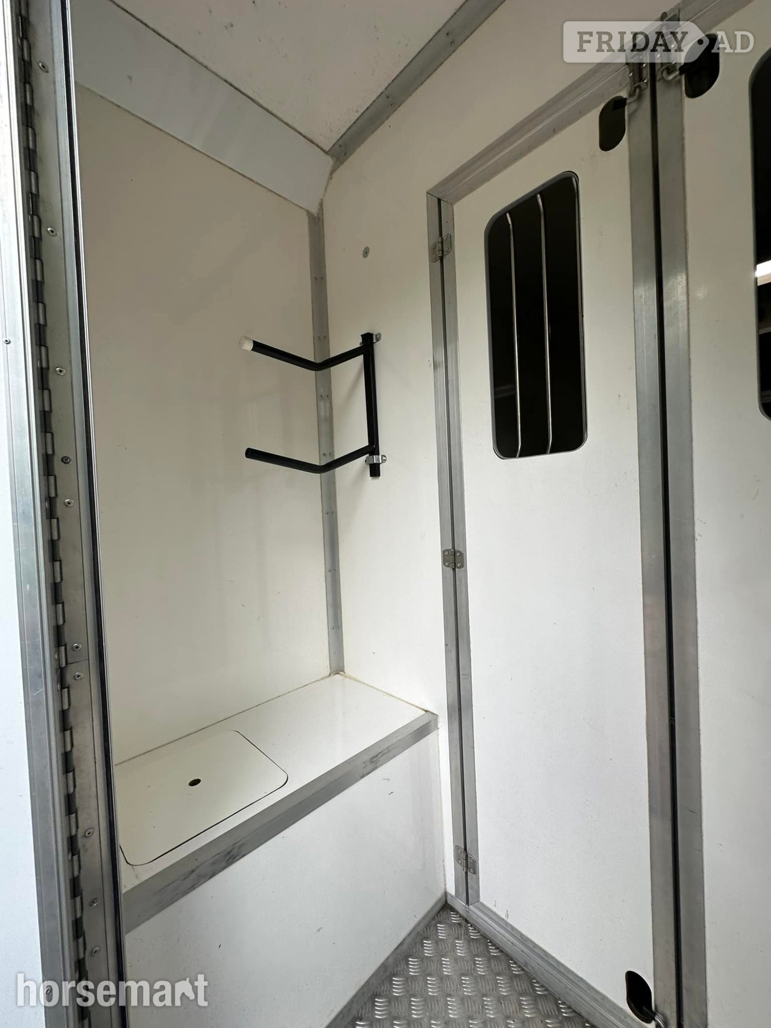 Equito Bastian 3.5tonne Peugeot Horsebox - Trailers & Horseboxes