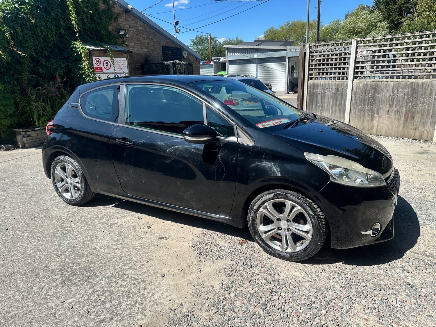 Peugeot 208 2013 - Cars in Slough