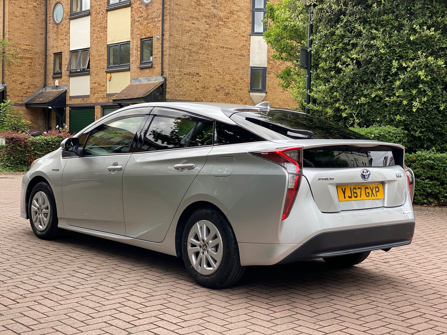 Toyota Prius 2017 - Cars in London