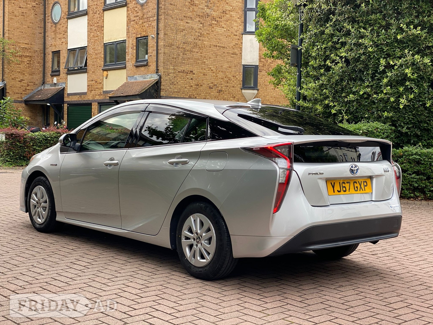 Toyota Prius 2017 - Cars in London