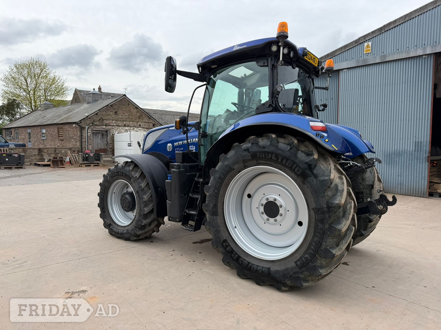 [ berth ]New Holland T7.225 BluePower