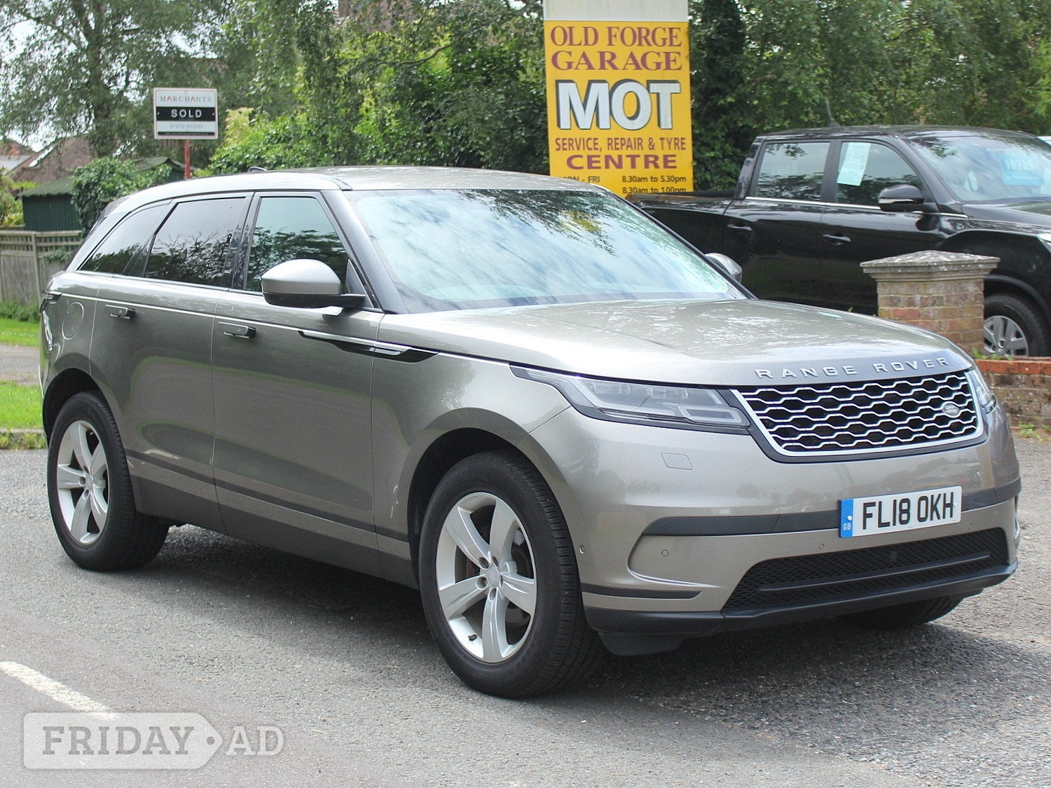 [ berth ]Land Rover Range Rover Velar